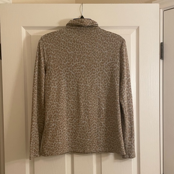 BEACHLUNCHLOUNGE Leopard Print Turtleneck Size Medium - Picture 6 of 10